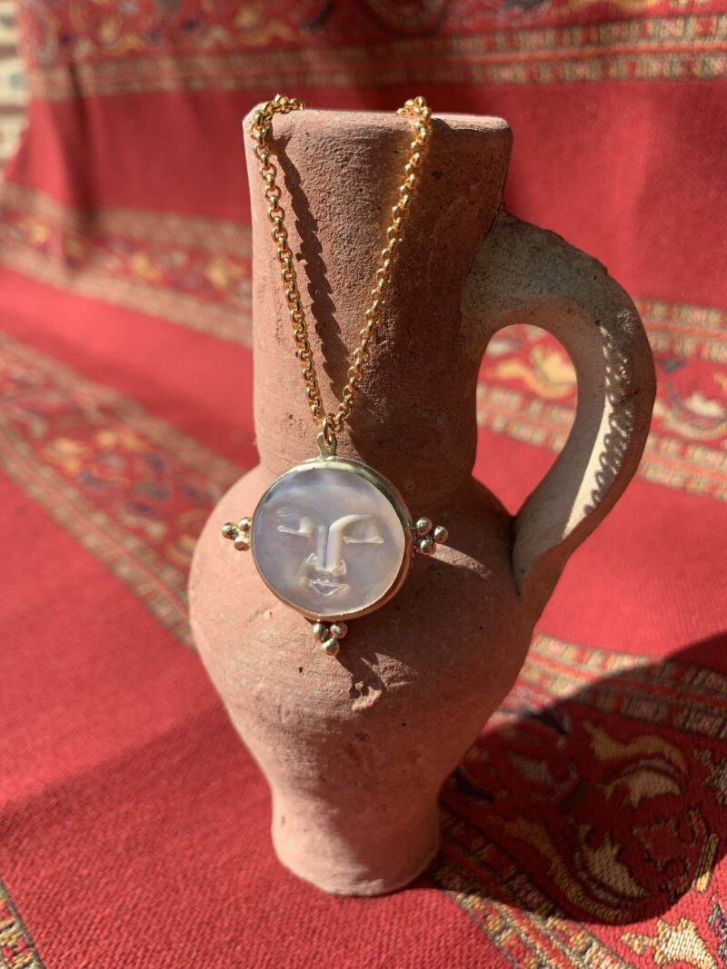 Collier moon