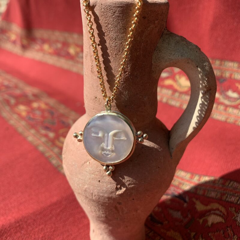 Collier moon